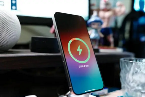孝义苹果15换屏服务分享用什么充电器给iPhone15充电更好 